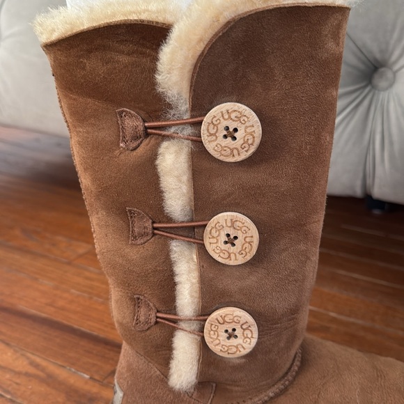 UGG Boots - Bailey Classic Tall 3-Buttons - Picture 2 of 3
